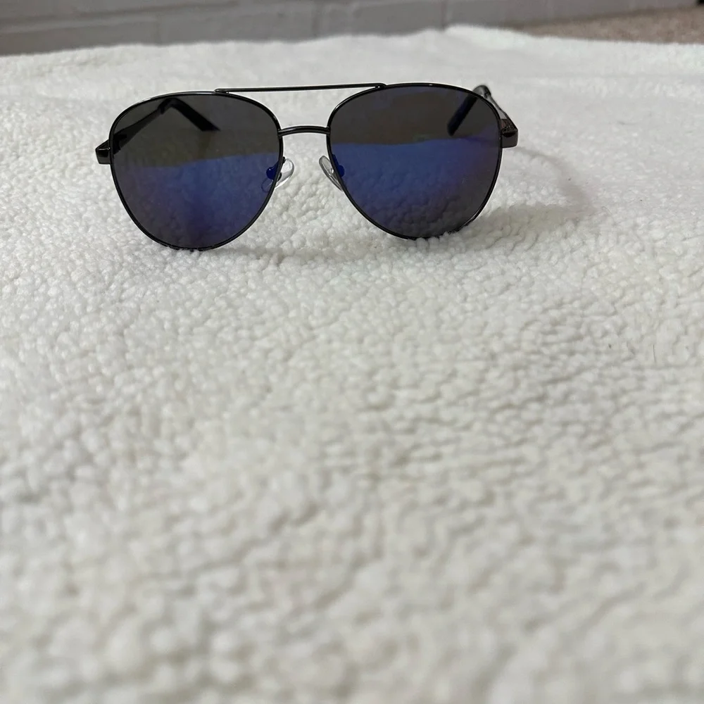 Foster Grant Polarized Pilot Sunglass Matte Black  Frame Purple Reflective Lens